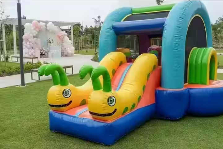 Renta Inflable Gusanitos CDMX - Brincolin tropical con gusanos y palmeras para fiestas infantiles