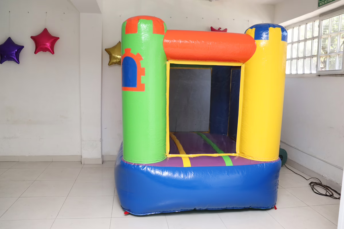 Castillo Baby inflable colorido decorado con globos para cumpleanos