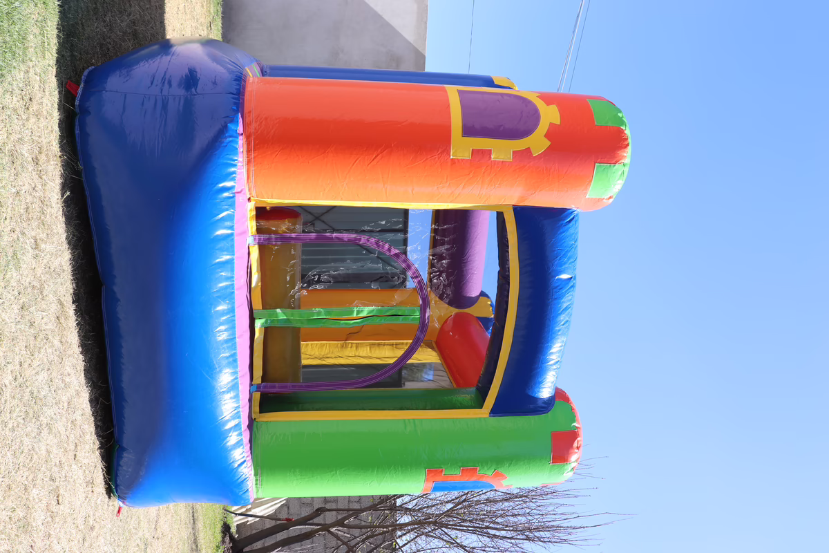 Brincolin pequeno colorido en jardin con globos