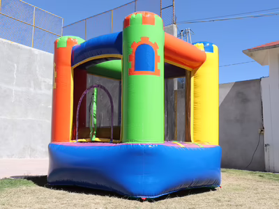 Renta inflable Mini Castillo CDMX - Vista frontal brincolin para fiestas infantiles