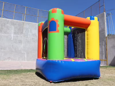 Inflable para fiestas Mini Castillo - Vista en exterior jardin CDMX