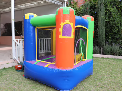 Mini Castillo inflable colorido - Vista completa en jardin CDMX