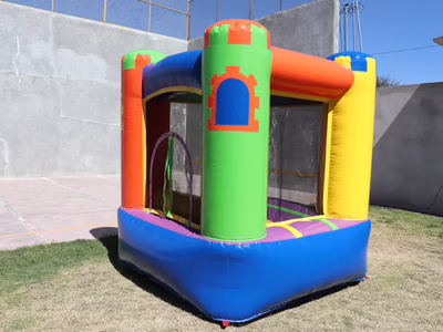 Renta Mini Castillo inflable - Vista exterior patio soleado CDMX