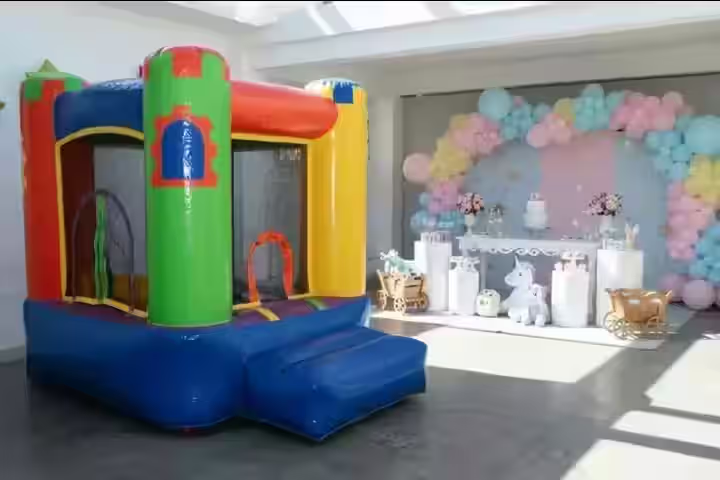 Renta inflable Mini Castillo CDMX - Vista frontal brincolin para fiestas infantiles