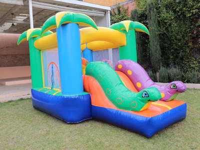 Inflable para fiestas Jungla - Brincolin en jardin exterior CDMX