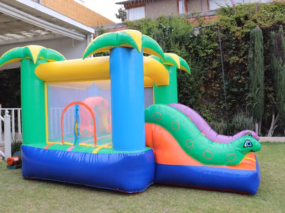 Jungla inflable - Vista frontal en jardin fiestas infantiles CDMX